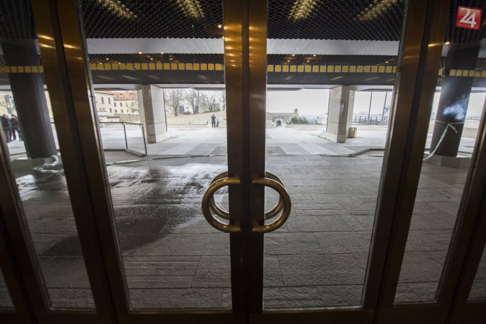 Zásah policajtov pred parlamentom kvôli bielemu prášku