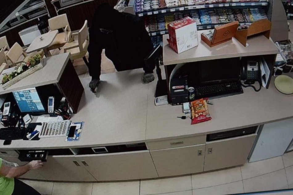 FOTO: Polícia pátra po mužovi, ktorý prepadol čerpaciu stanicu v Trnave-Modranke