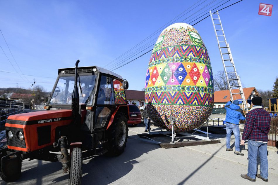 Námestie tejto obce zdobí najväčšia kraslica na Slovensku: Patrí jej rekord, FOT