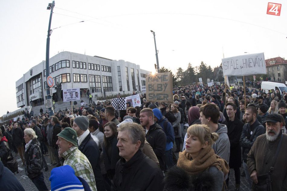 Ľudia pred NR SR demonštrovali proti vysloveniu dôvery Pellegriniho vláde