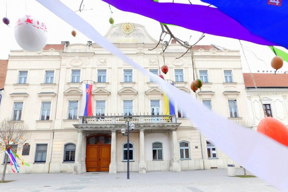 OBRAZOM: Trnava vo veľkonočnom šate. Pozrite, aká krása je na Hlavnej ulici.