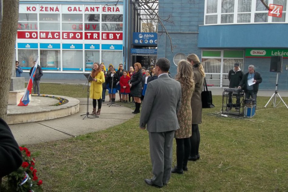 FOTO. Šaľania si uctili osloboditeľov: Zišli sa pri pamätníku na Hlavnej ulici