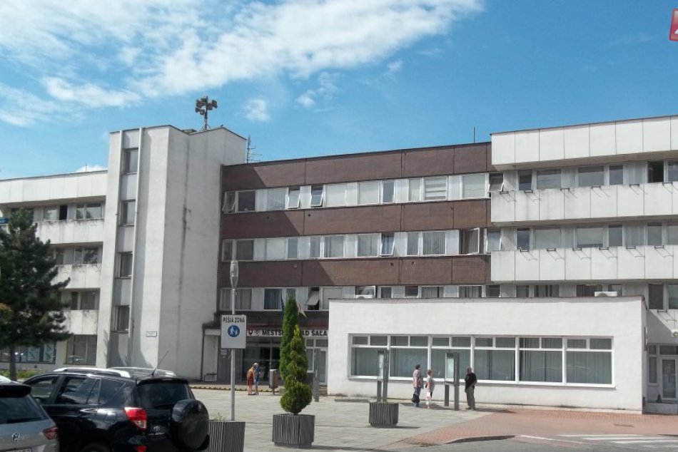 FOTO. Mestský úrad v Šali mení tvár: Práce pokročili vnútri aj navonok