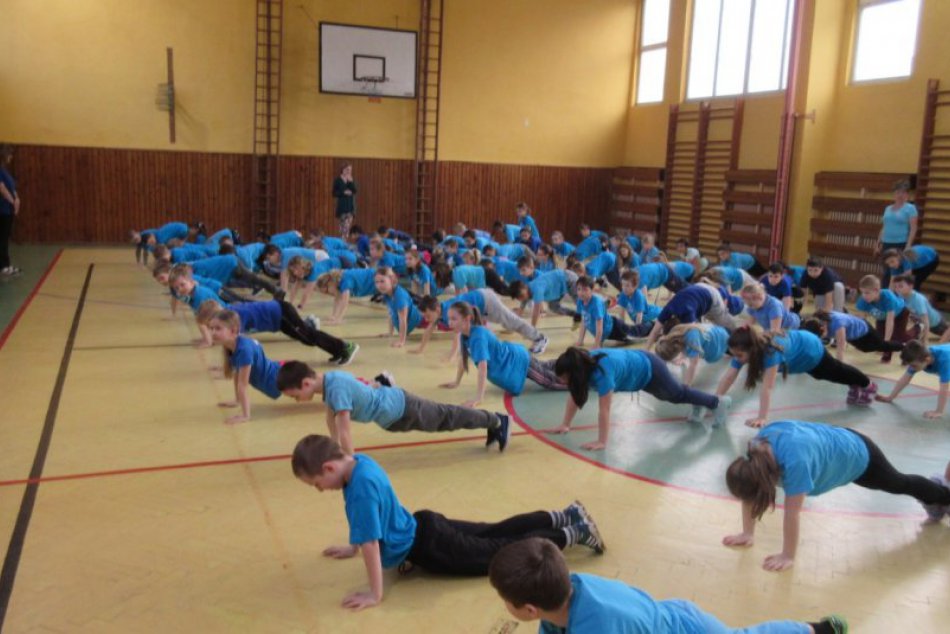 V OBRAZOCH: Revúcki školáci spoločne cvičili jogu