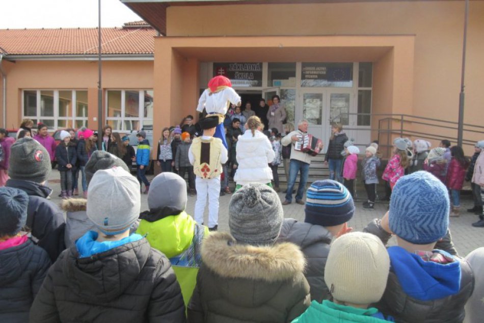 V OBRAZOCH: Vynášanie Moreny na ZŠ Hviezdoslavova