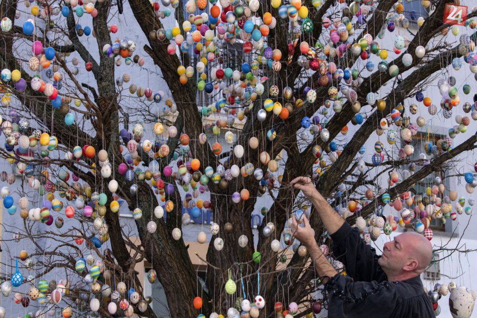 V Nemeckom meste vyzdobili agát 10-tisíc kraslicami