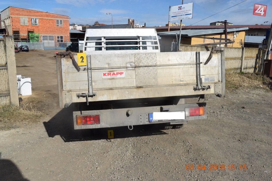 Tragédia pri cúvaní: Pod kolesami nákladného auta zahynul chodec (†61)