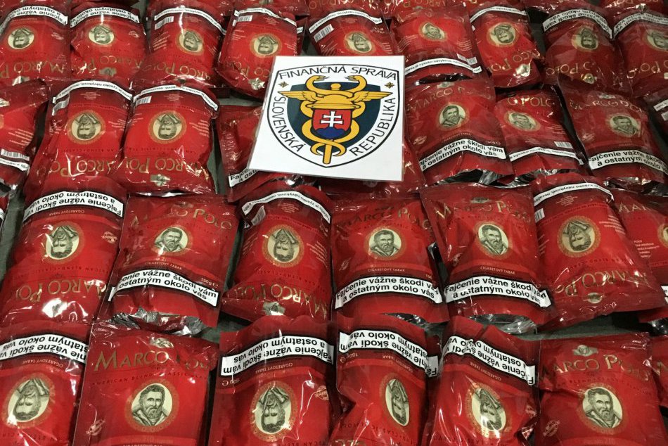 V OBRAZOCH: Vodič vyhodil na cestu desiatky kíl nelegálneho tabaku