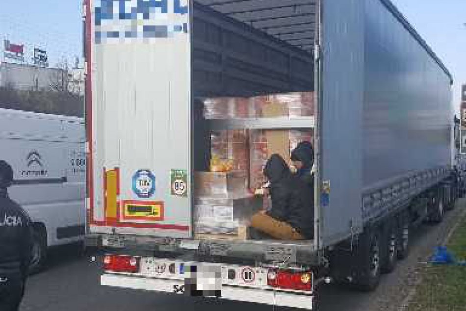 V OBRAZOCH: V zadnom priestore nákladného vozidla sa viezli nelegálni cudzinci