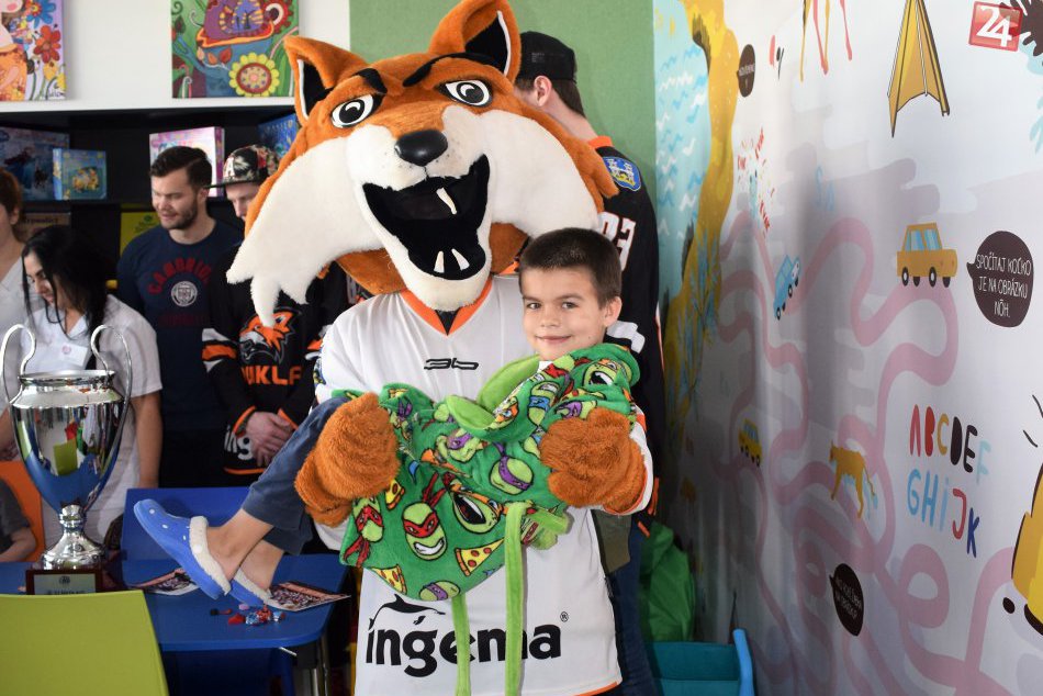 FOTO spomienky: Strhli na seba pozornosť. Nemocnicu navštívili hokejisti