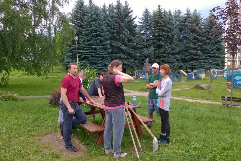 V OBRAZOCH: Jarná brigáda na ihrisku Spojová