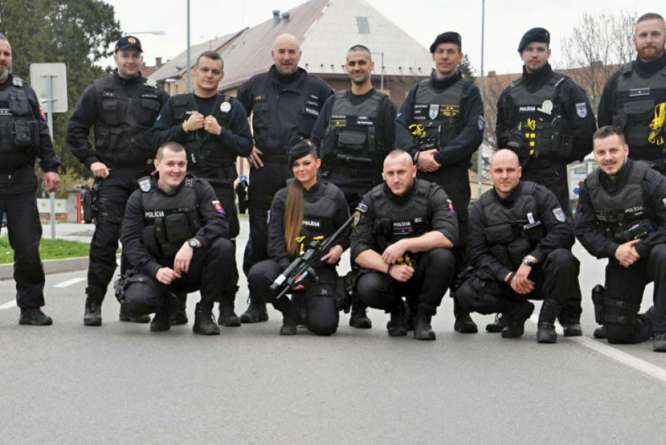 OBRAZOM: Na derby sa bojovalo aj s krásou. Pozornosť si získala táto policajtka