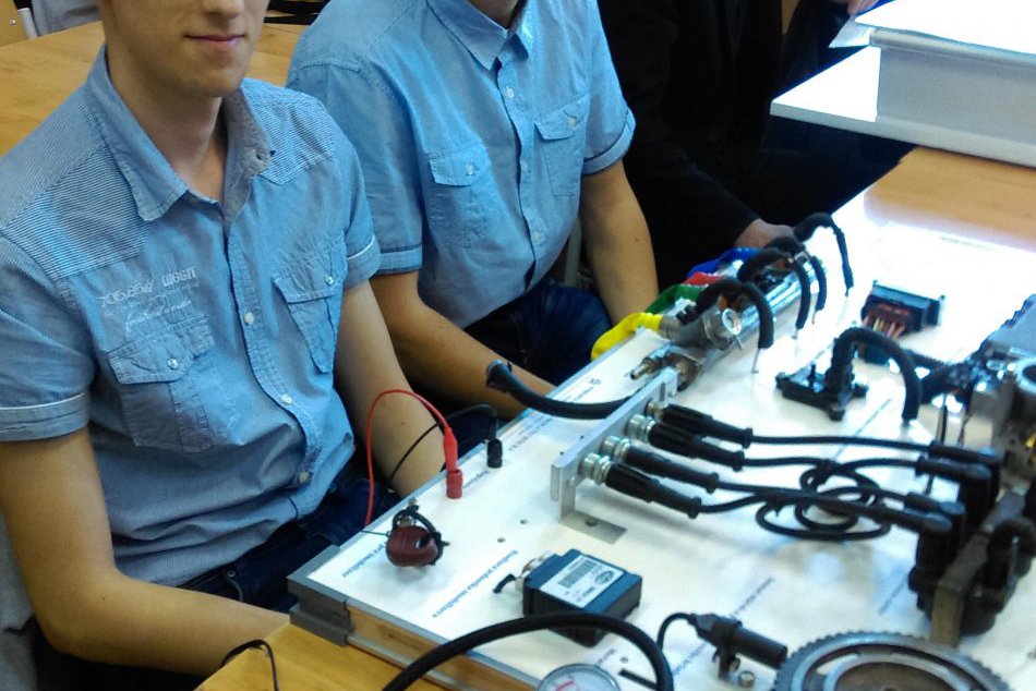 Obrazom: Výukový panel plne elektronického zapaľovania a vstrekovania