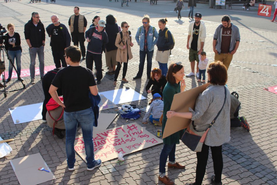 V OBRAZOCH: Protest sa nekonal, no Bystričania sa stretli na námestí