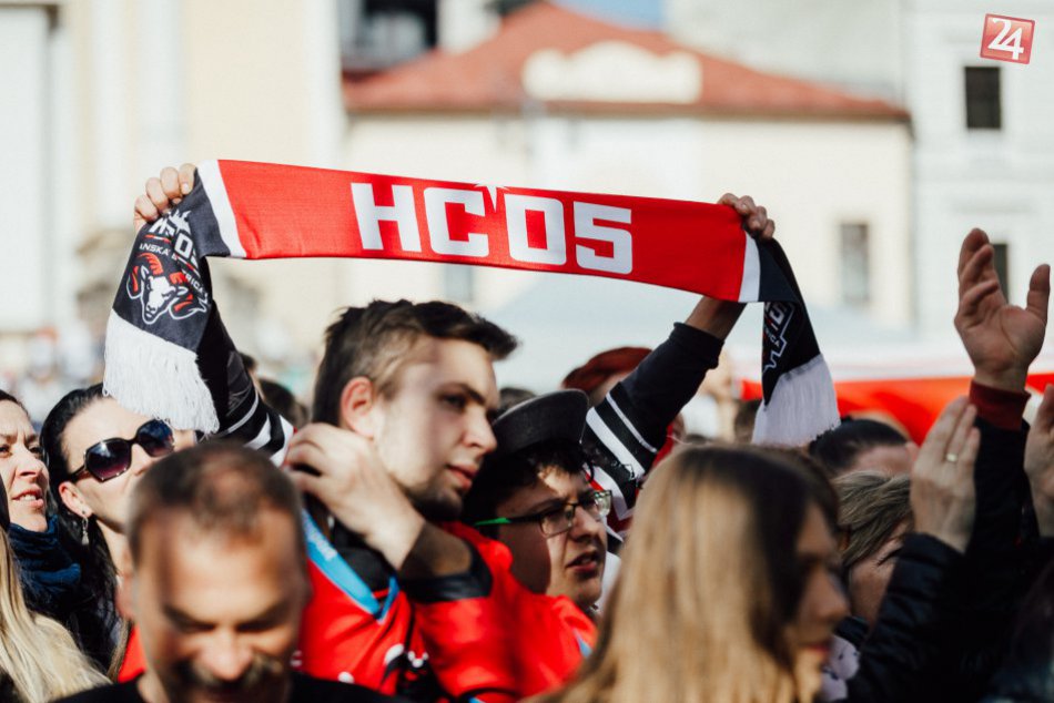 V OBRAZOCH: Sledovanie hokeja na Námestí SNP