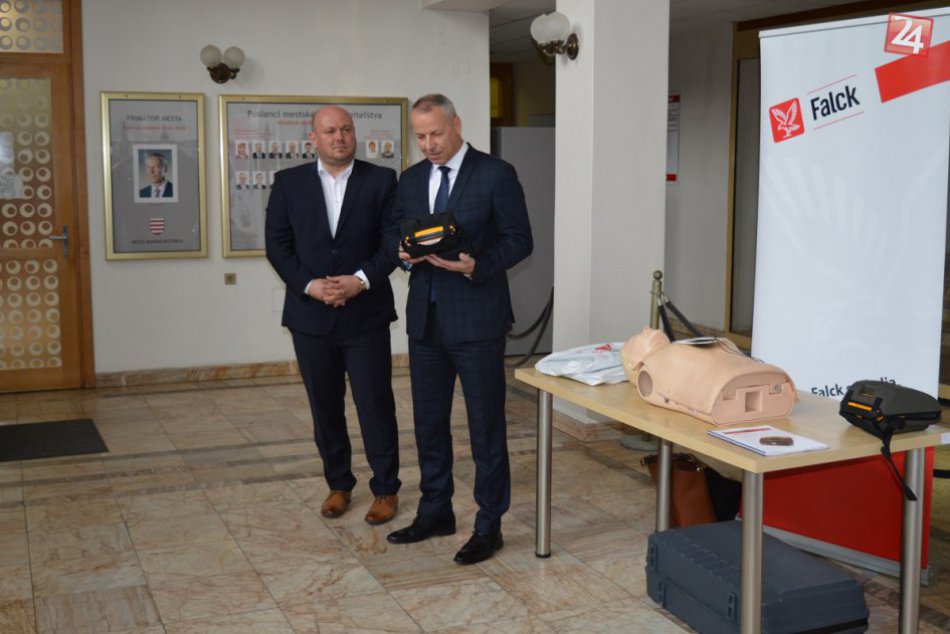 V OBRAZOCH: Na Mestskom úrade pribudol externý defibrilátor