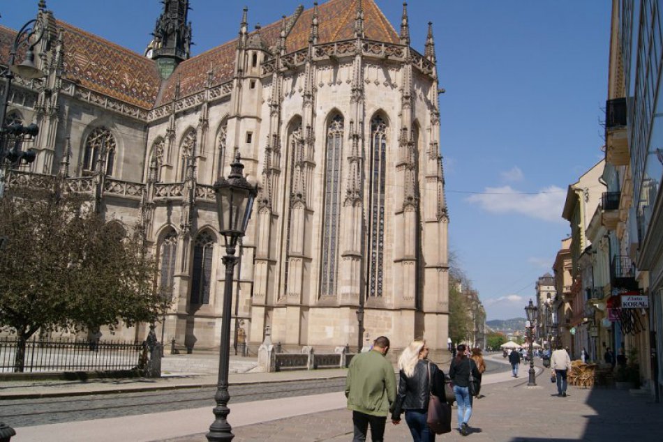 FOTOGALÉRIA: Vonkajšie posedenia podnikov v Košiciach už lákajú ľudí