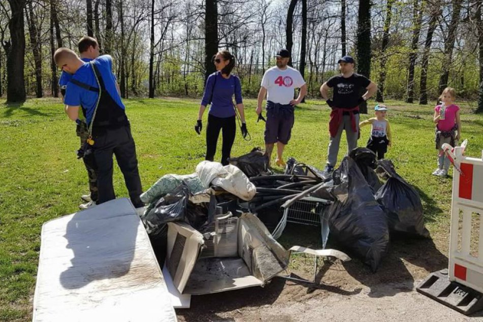 FOTO: Jarné upratovanie Trnavčanov. Do parády zobrali Prednádražie aj záhradu