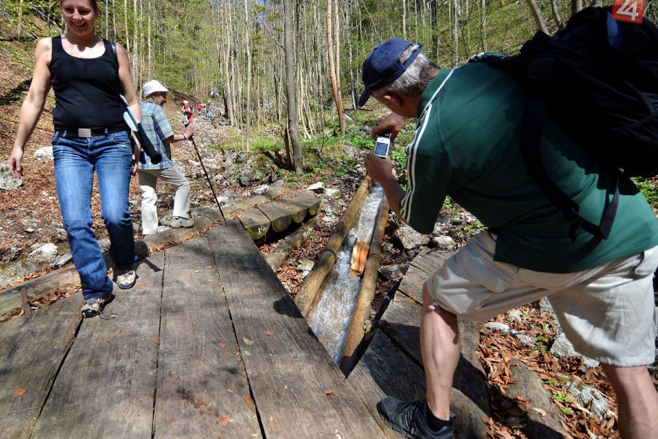 V OBRAZOCH: Splavovania dreva vo vodnom žľabe v doline Rakytovo