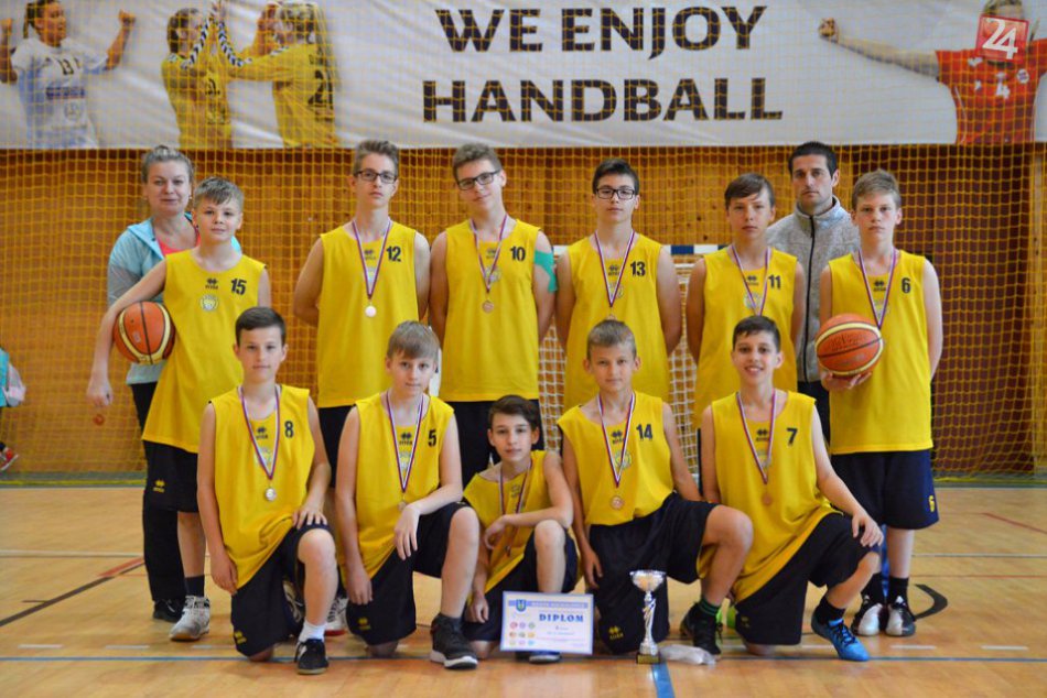 OBRAZOM zo žiackej basketbalovej ligy v Michalovciach