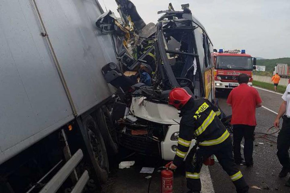 Zrážka kamióna a autobusu