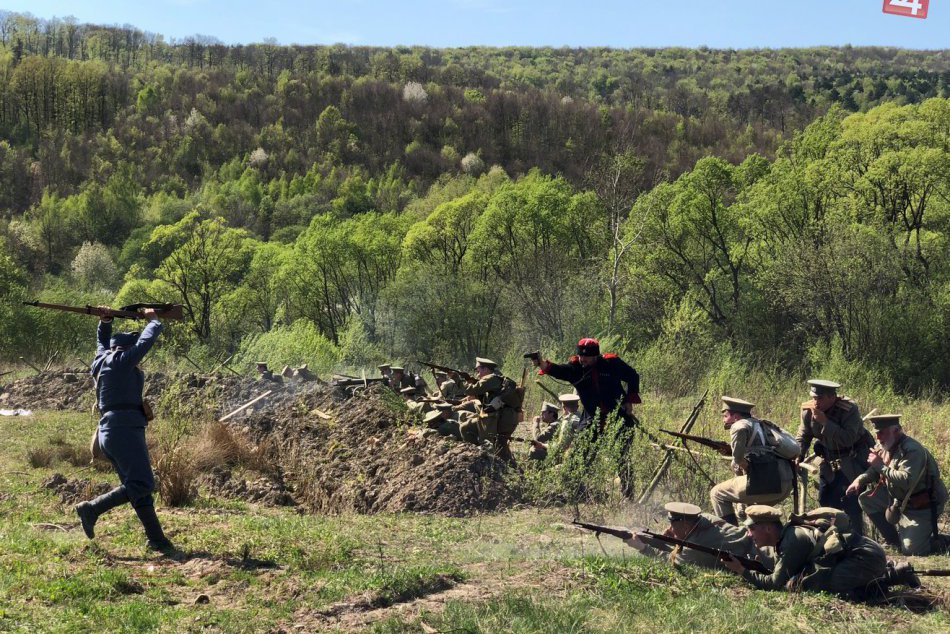 OBRAZOM: V Medzilaborciach sa odohrala rekonštrukcia bojov prvej svetovej vojny