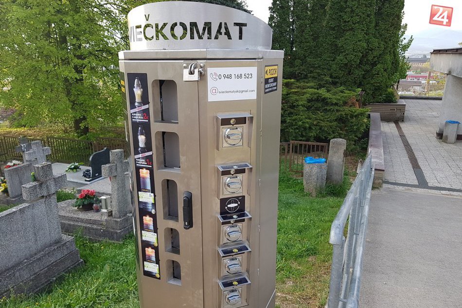 FOTO: Na humenskom cintoríne namontovali sviečkomat