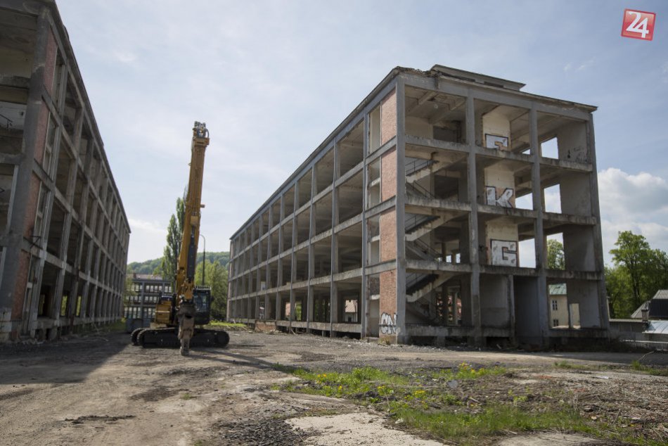 V OBRAZOCH: V areáli bývalej Slovenky sa začali búracie práce