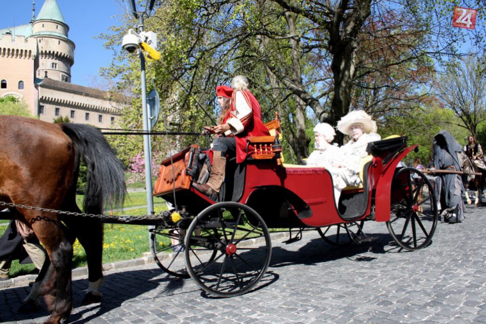 FOTO: Letnú sezónu v Bojniciach otvoril strašidelný sprievod