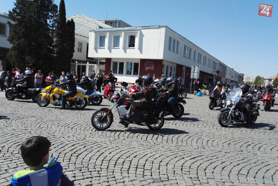 V OBRAZOCH: Po humenskom námestí jazdili stovky dvojkolesových tátošov