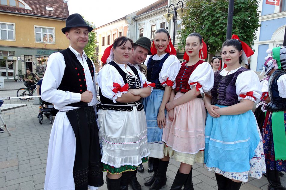 FOTO: V centre Rožňavy postavili máj