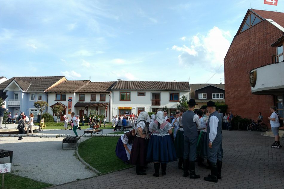 V susedných Smižanoch nezabúdajú na tradície: Fotoreport zo stavania mája