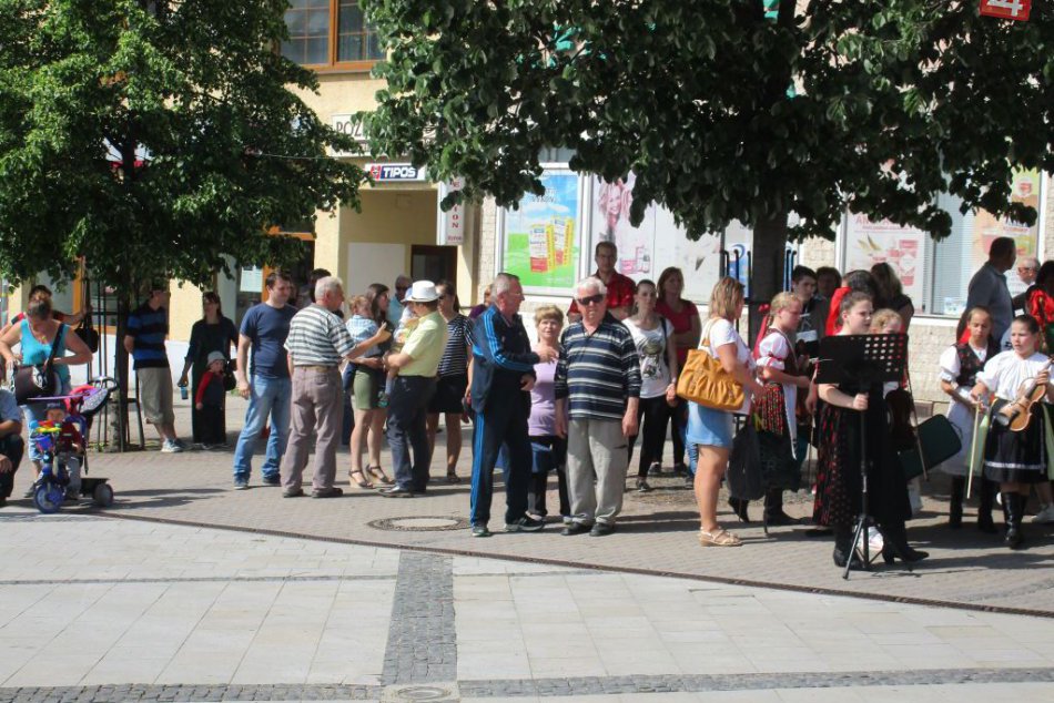 Stavanie mája v Zlatých Moravciach