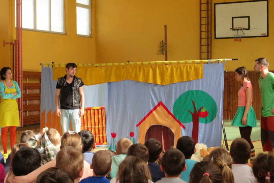 V OBRAZOCH: Činoherné predstavenie Psíčkovo na ZŠ Hviezdoslavova