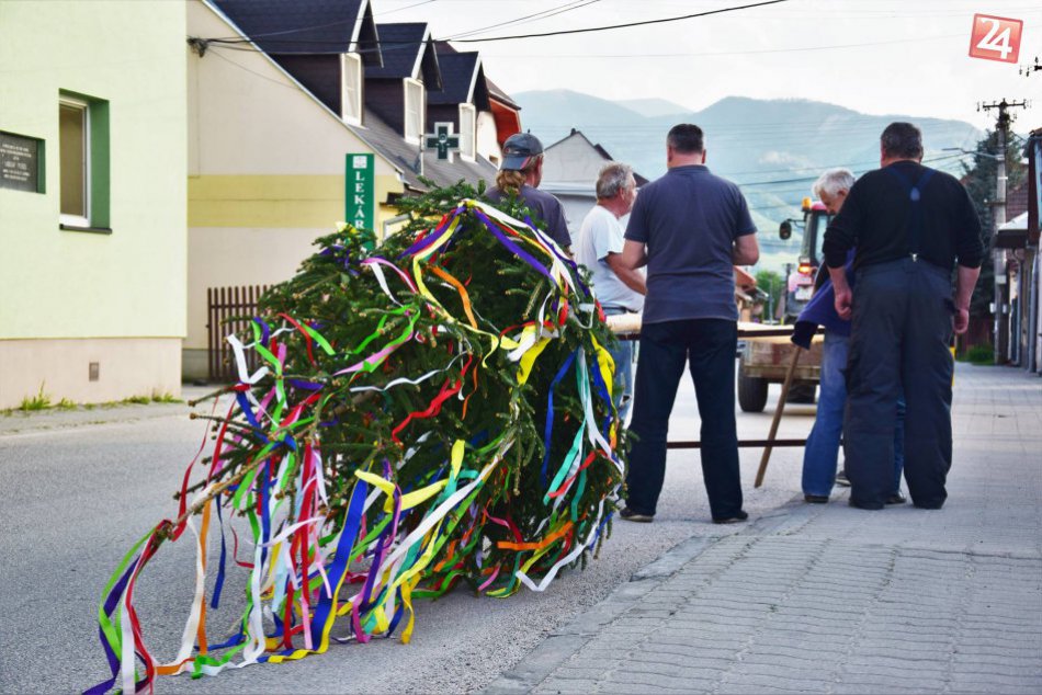 Veľká FOTOGALÉRIA: Takto sa stavali máje v dedinkách pri Žiline