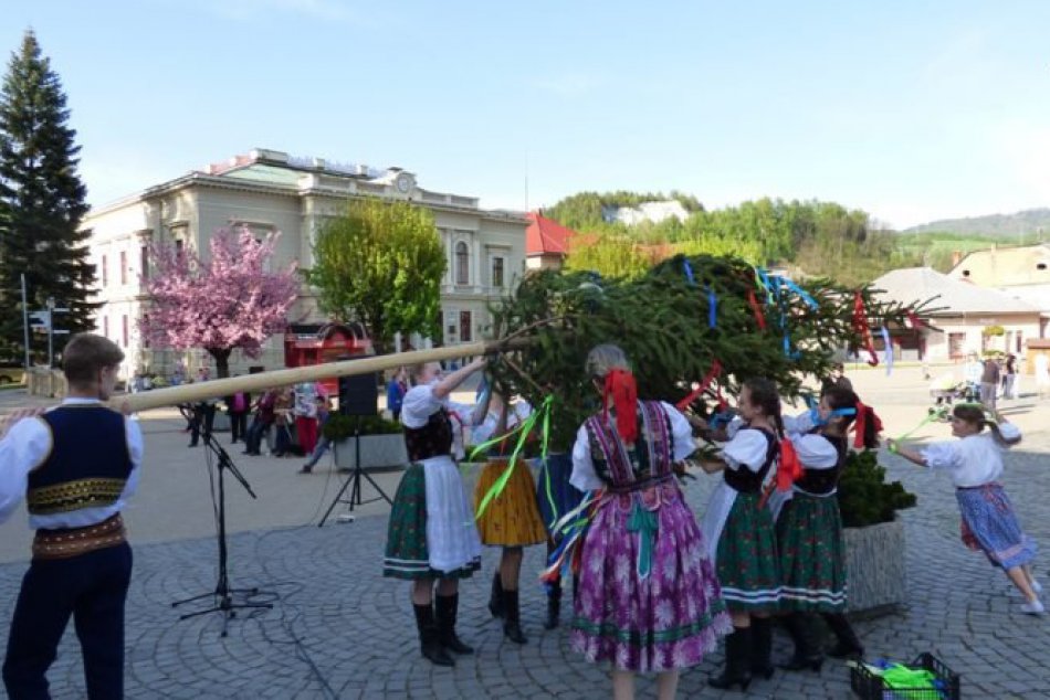 Obrazom: Stavanie mája v Dobšinej