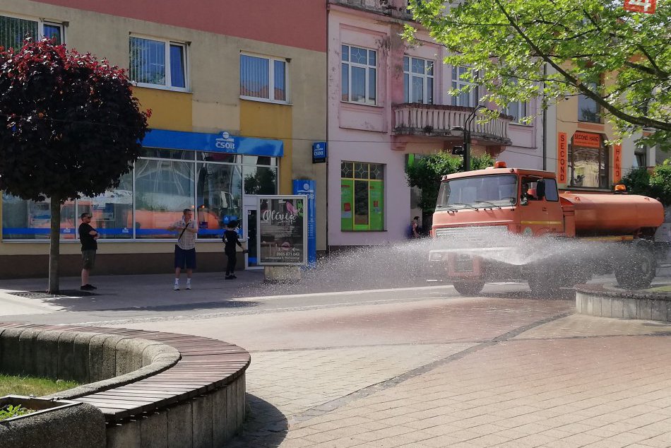 OBRAZOM: Polievacie auto v akcii na michalovskom námestí
