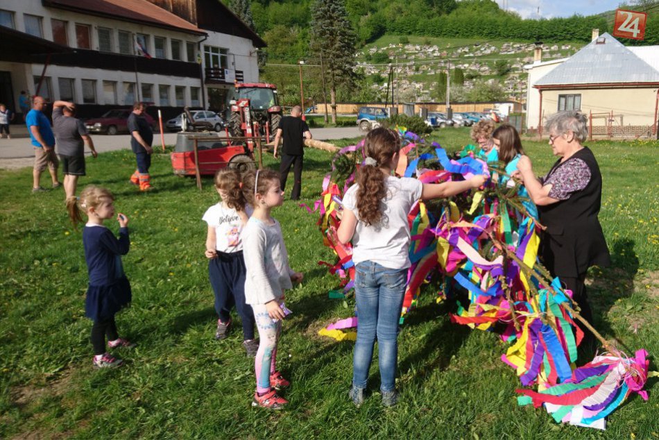 Veľká FOTOGALÉRIA: Takto sa stavali máje v dedinkách pri Považskej Bystrici