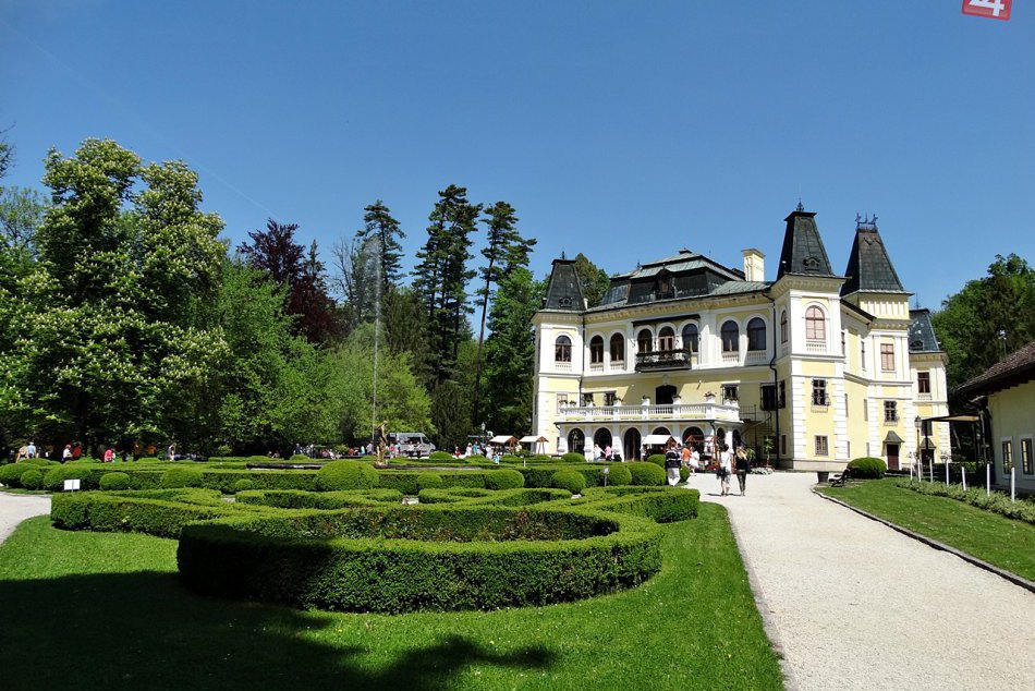 Obrazom: Okolie kaštieľa v Betliari zaplnili pestrofarebné kvety