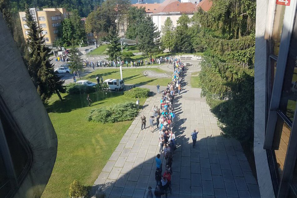 V OBRAZOCH: Predaj nulovej eurobankovky spôsobil doslova malé šialenstvo