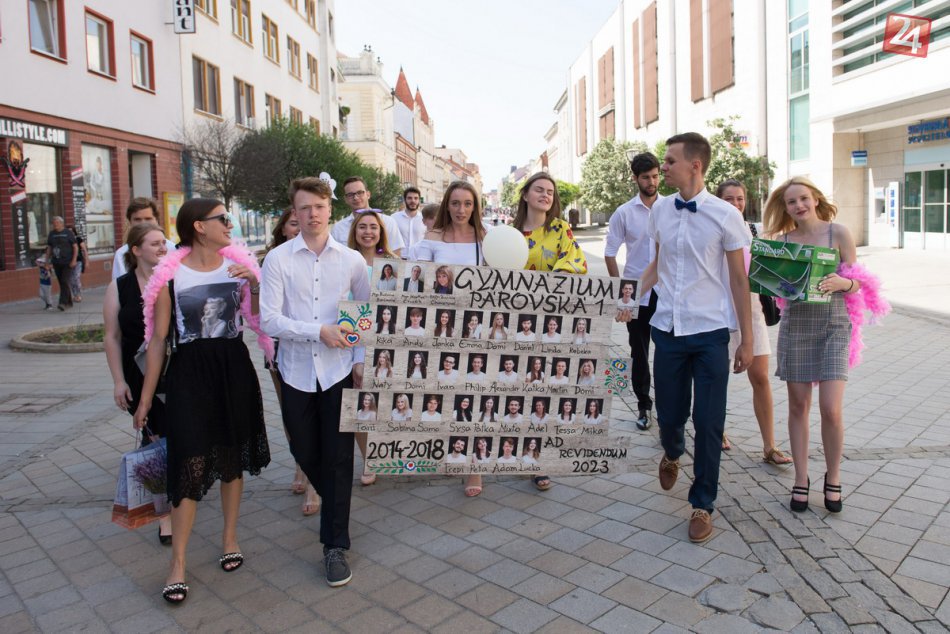 Nitrianski maturanti sa lúčia so školou: S tablom vyrazili do ulíc, FOTO