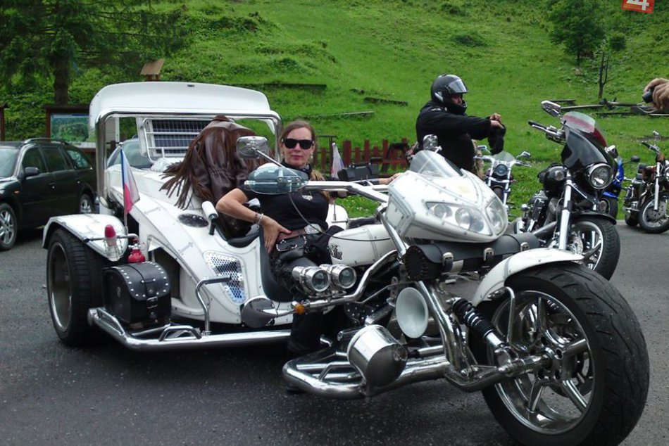 V OBRAZOCH: Bystrickí motorkári otvorili cesty stredného Slovenska