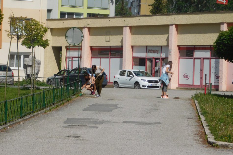 OBRAZOM: Klobúk dole pred novoveskými študentmi. Takto si vyhrnuli rukávy!