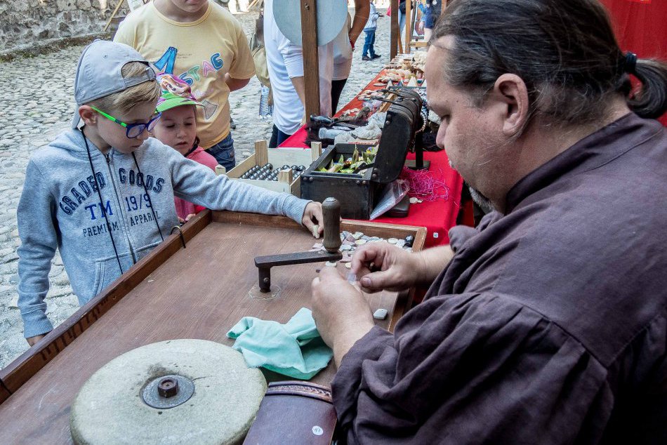 V OBRAZOCH: Zabudnuté remeslá na Zvolenskom zámku