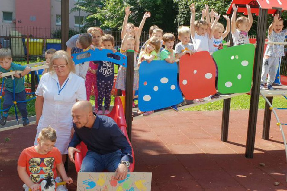 OBRAZOM: Nestor El Maestro potešil trnavské deti svojou prítomnosťou  - darom