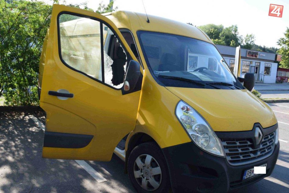 V OBRAZOCH: Polícia pátra po páchateľoch, ktorí sa v Bystrici vlámali do 3 áut