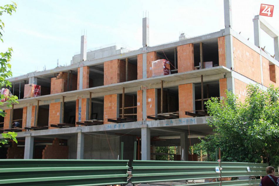 Nehoda na stavbe bytového domu v Nitre: Zraneného muža previezli do nemocnice