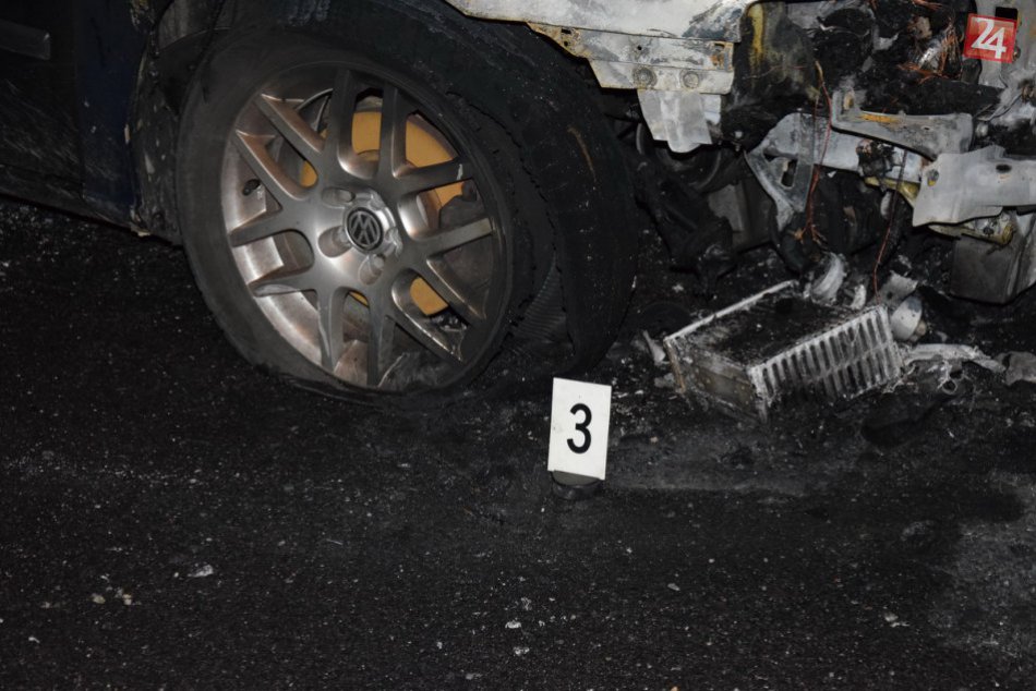 V Nitre niekto podpálil autá: Požiar spôsobil škody za vyše 20-tisíc eur, FOTO