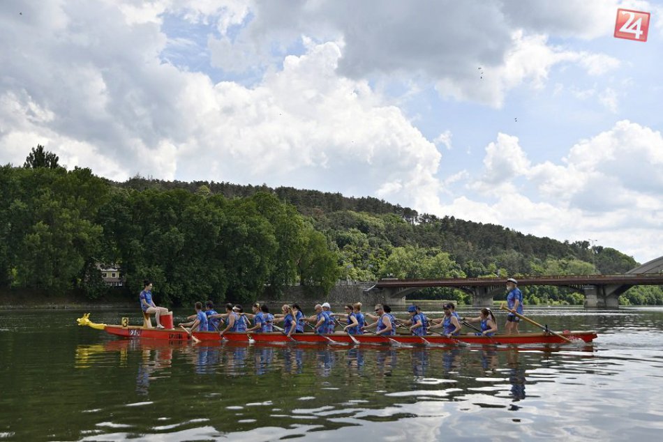 FOTO: V Piešťanoch sa predstavili takéto parádne dračie lode