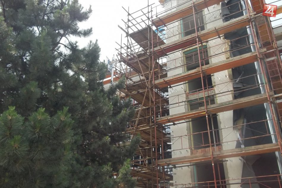 FOTO, Mestský úrad, ako ste ho nevideli: Na oknách budú žalúzie so senzormi